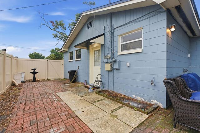 9242 N 52ND STREET, Tampa, FL 33617