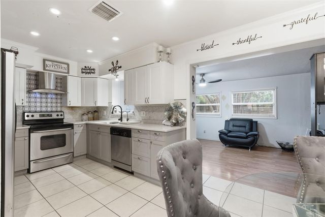 9242 N 52ND STREET, Tampa, FL 33617