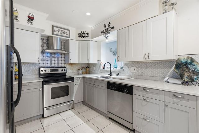 9242 N 52ND STREET, Tampa, FL 33617