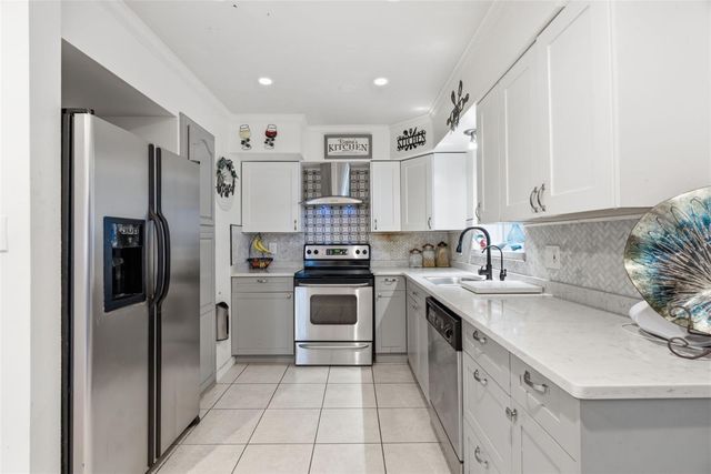 9242 N 52ND STREET, Tampa, FL 33617