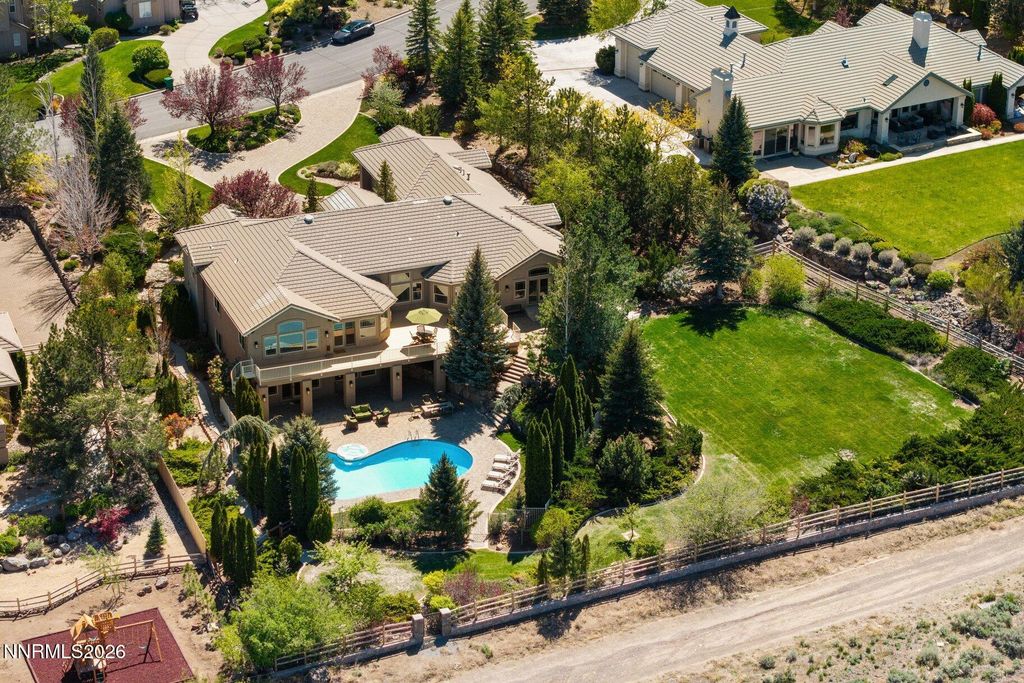 Image 10 of property listing at 14070 SADDLEBOW Drive, Reno, NV 89511