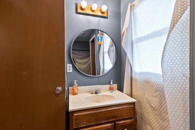 104 E FREEBORN STREET, Cecil, WI 54111