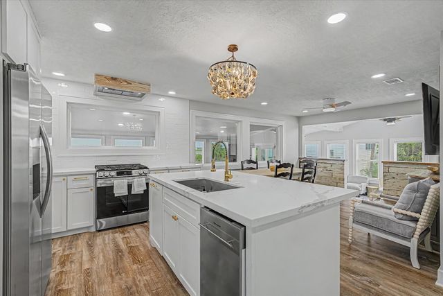 2006 Sydnor Lane, Galveston, TX 77554