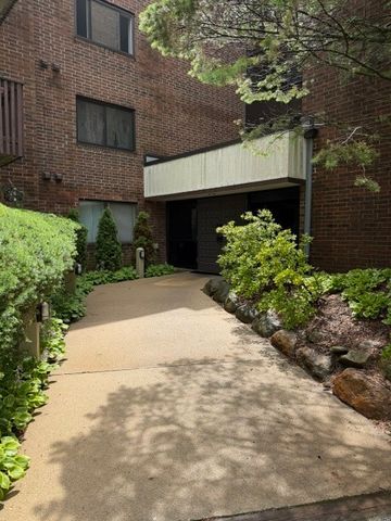 650 Whitney Court 105, Gurnee, IL 60031