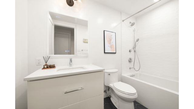 300 E 40th St Apt 27B, New York City, NY 10016