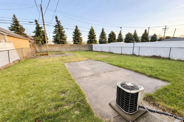 7242 Gerald Avenue, Warren, MI 48092