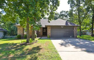 3723 North Vera Cruz Drive, Springfield, MO 65803