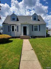 21 Woodland Drive, Hasbrouck Heights, NJ 07604