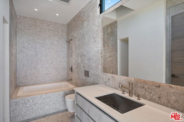 940 Palisades Beach Road, Santa Monica, CA 90403