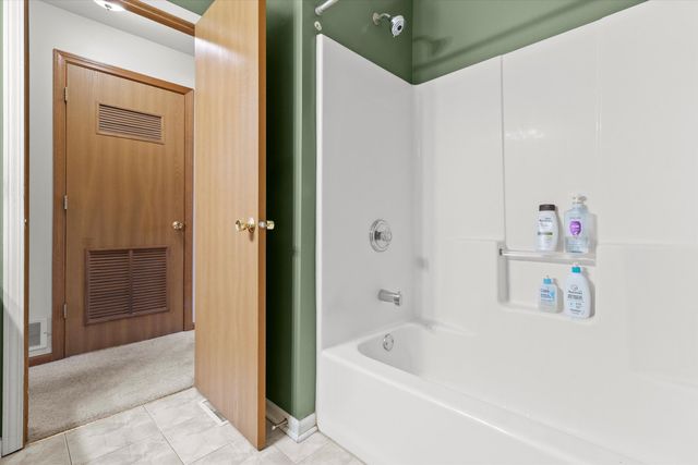 1017 Brookdale Drive, Carpentersville, IL 60110