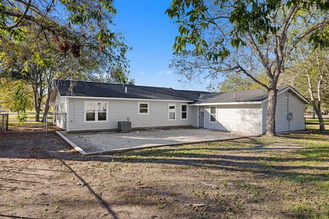 911 Eilers Street, Schulenburg, TX 78956