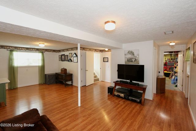 1246 Gail Dr, Jeffersonville, IN 47130