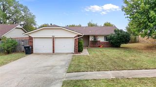 908 Cottonwood Drive, Moore, OK 73160