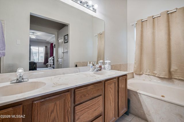 271 W Continental Vista Place, Green Valley, AZ 85614