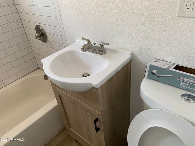 2125 W HIGHLAND Avenue, Phoenix, AZ 85015