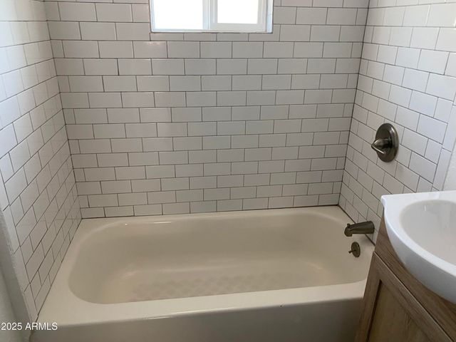 2125 W HIGHLAND Avenue, Phoenix, AZ 85015