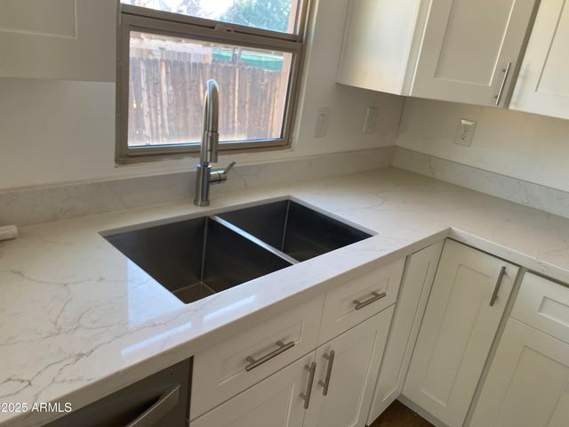 2125 W HIGHLAND Avenue, Phoenix, AZ 85015