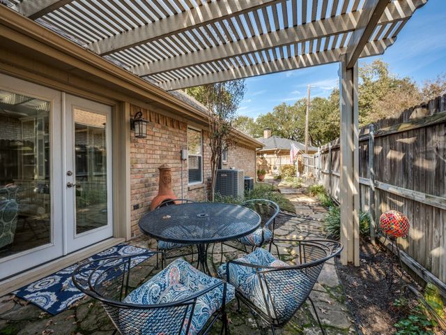 2111 Riverforest Court, Arlington, TX 76017