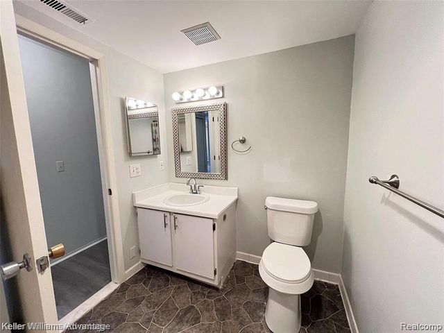 30056 W 12 Mile Road 78, Farmington Hills, MI 48334