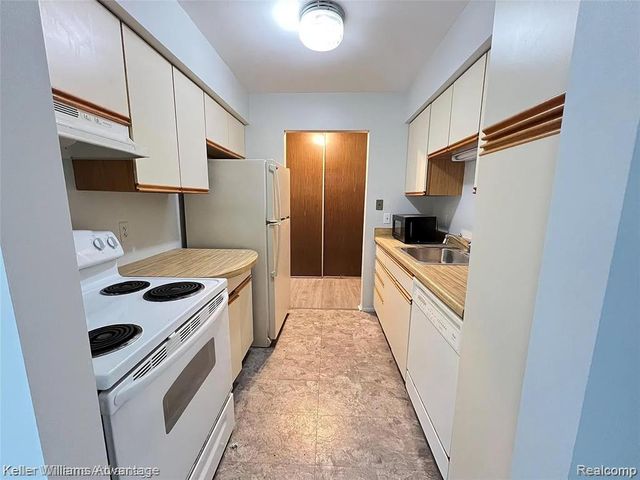 30056 W 12 Mile Road 78, Farmington Hills, MI 48334