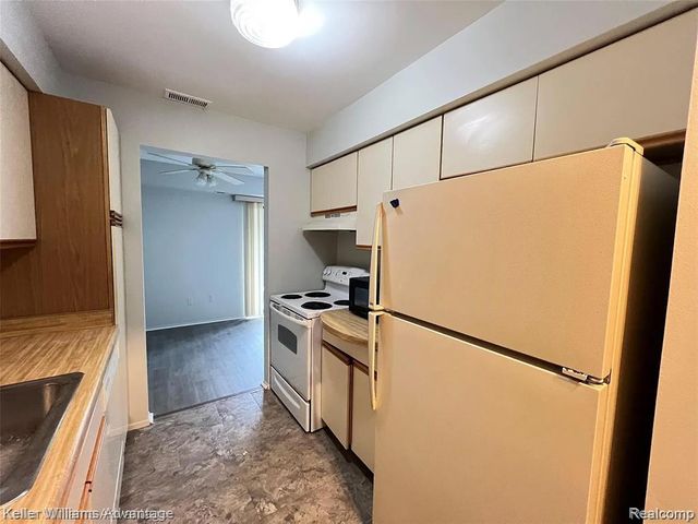30056 W 12 Mile Road 78, Farmington Hills, MI 48334