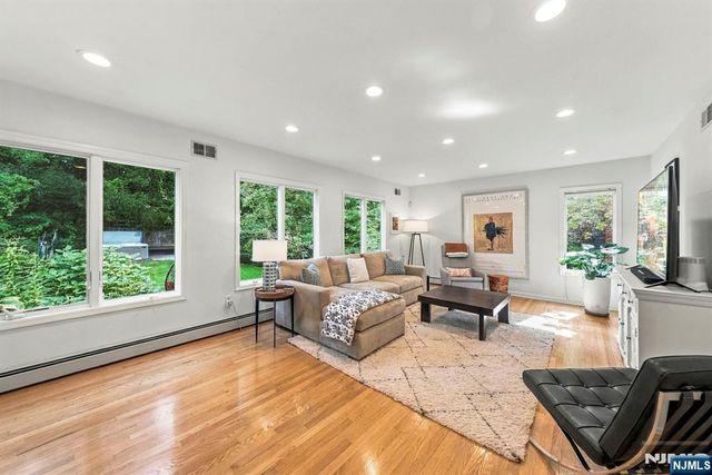 533 Ridgeland Terrace, Leonia, NJ 07605