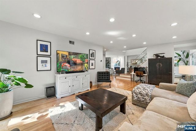 533 Ridgeland Terrace, Leonia, NJ 07605