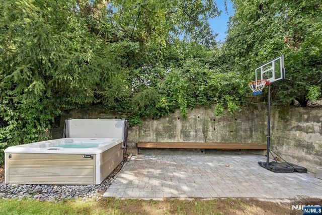 533 Ridgeland Terrace, Leonia, NJ 07605