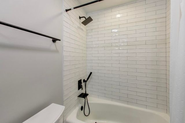 26225 N Hickory Road, Mundelein, IL 60060