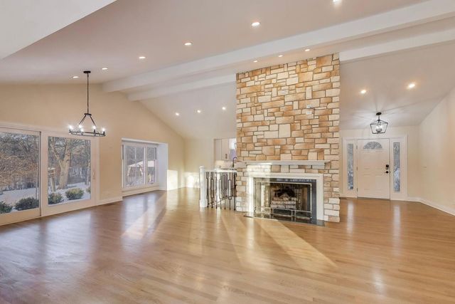 26225 N Hickory Road, Mundelein, IL 60060