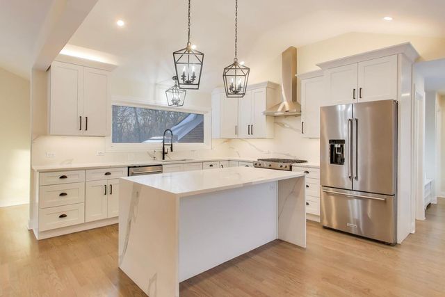 26225 N Hickory Road, Mundelein, IL 60060