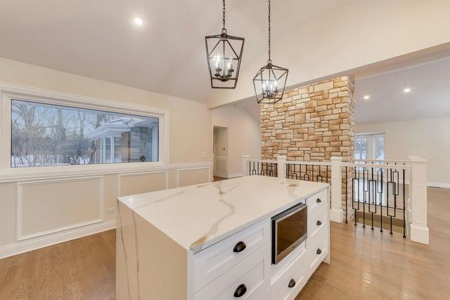 26225 N Hickory Road, Mundelein, IL 60060