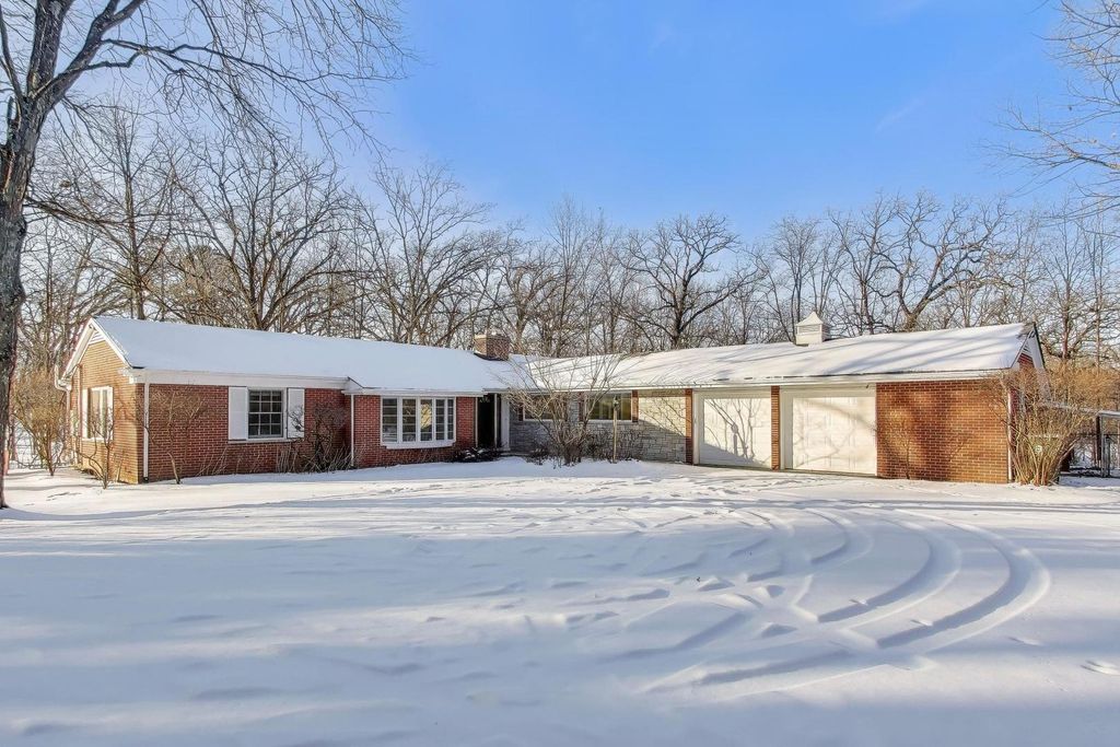 26225 N Hickory Road, Mundelein, IL 60060