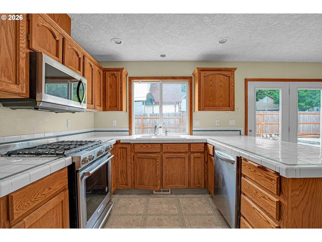 1802 Nw BELLA VISTA Ave, Gresham, OR 97030