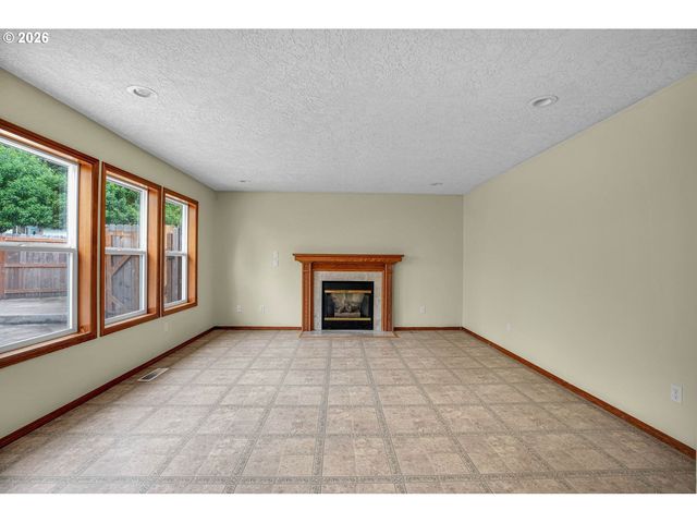 1802 Nw BELLA VISTA Ave, Gresham, OR 97030