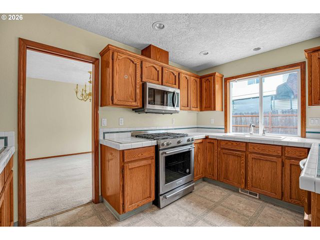 1802 Nw BELLA VISTA Ave, Gresham, OR 97030