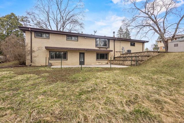 15945 SMITH DRIVE, Brookfield, WI 53005