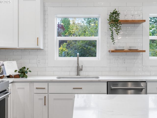 4323 Se ALDER St, Portland, OR 97215