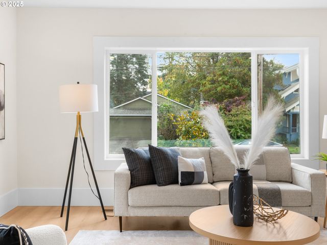 4323 Se ALDER St, Portland, OR 97215