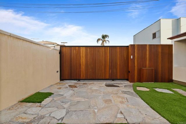 1615 Ocean Front Street, San Diego, CA 92107