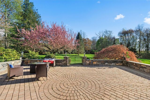 1 Redbrooke Place, Armonk, NY 10504