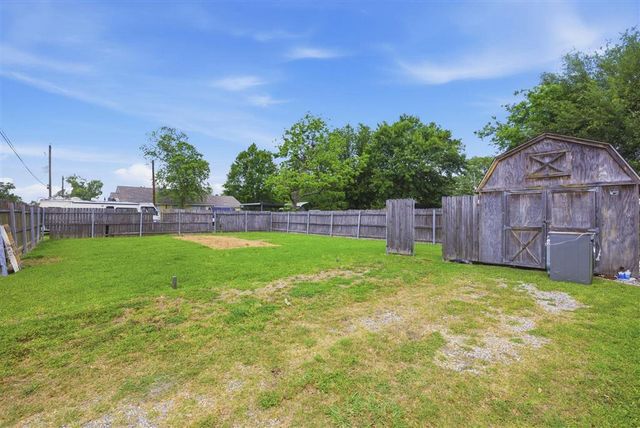 825 S Crocker St, Sulphur, LA 70663