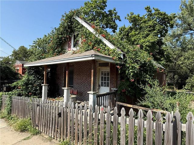 2020 Summit Street, Kansas City, MO 64108