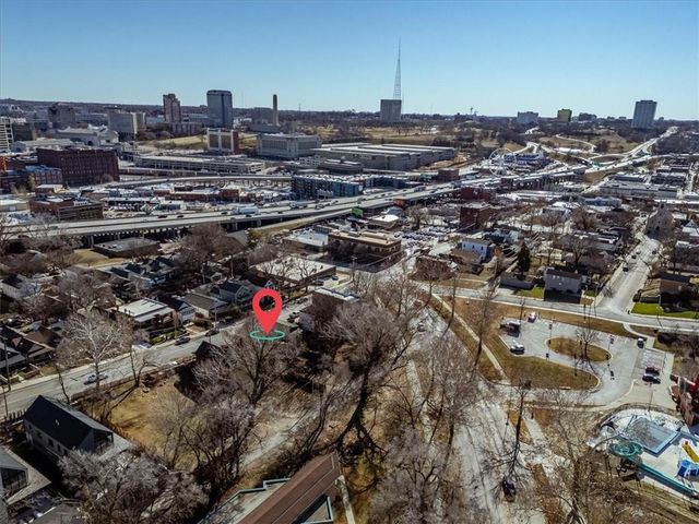 2020 Summit Street, Kansas City, MO 64108