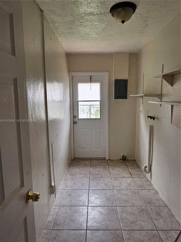 5820 NW 19th St B, Sunrise, FL 33313