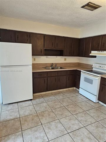 5820 NW 19th St B, Sunrise, FL 33313