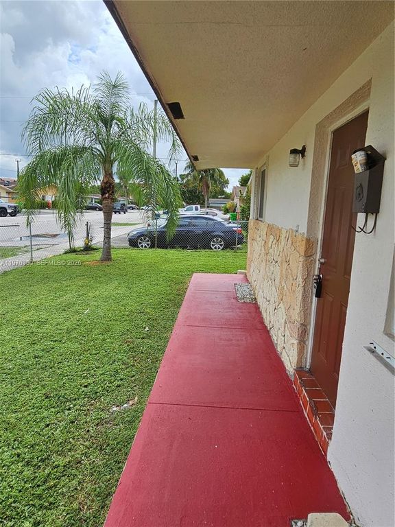 5820 NW 19th St B, Sunrise, FL 33313