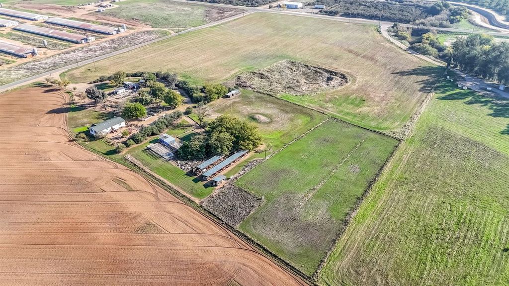 Image 39 of property listing at 25750 Avenue 20 1/2, Madera, CA 93638