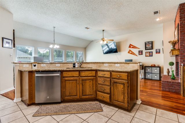 1020 Shady Oak Trail, Mansfield, TX 76063