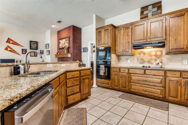 1020 Shady Oak Trail, Mansfield, TX 76063